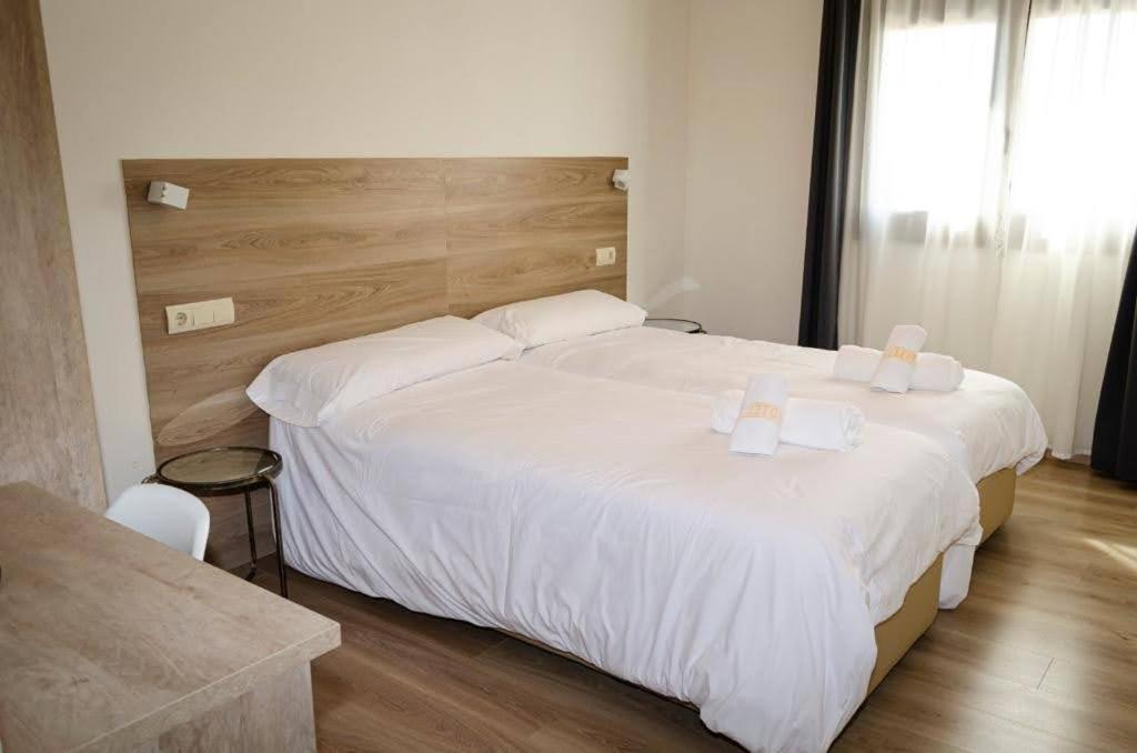Hotel El Cobertizo Пласенсия-дель-Монте Экстерьер фото
